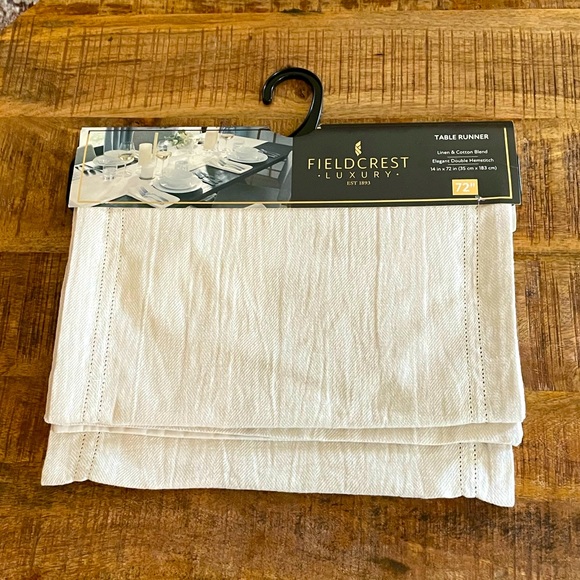 Fieldcrest Luxury Table Runner - Picture 1 of 4